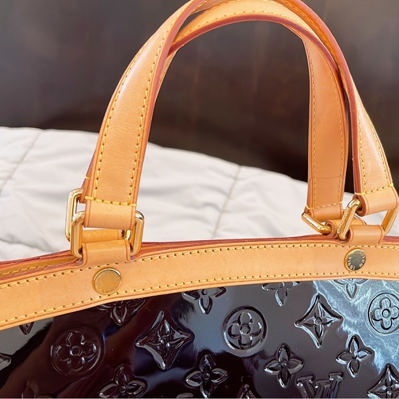 Louis Vuitton Vernis Brea GM Handbag! Was Retailed For $3050 + Tax! - Picture 7 of 16